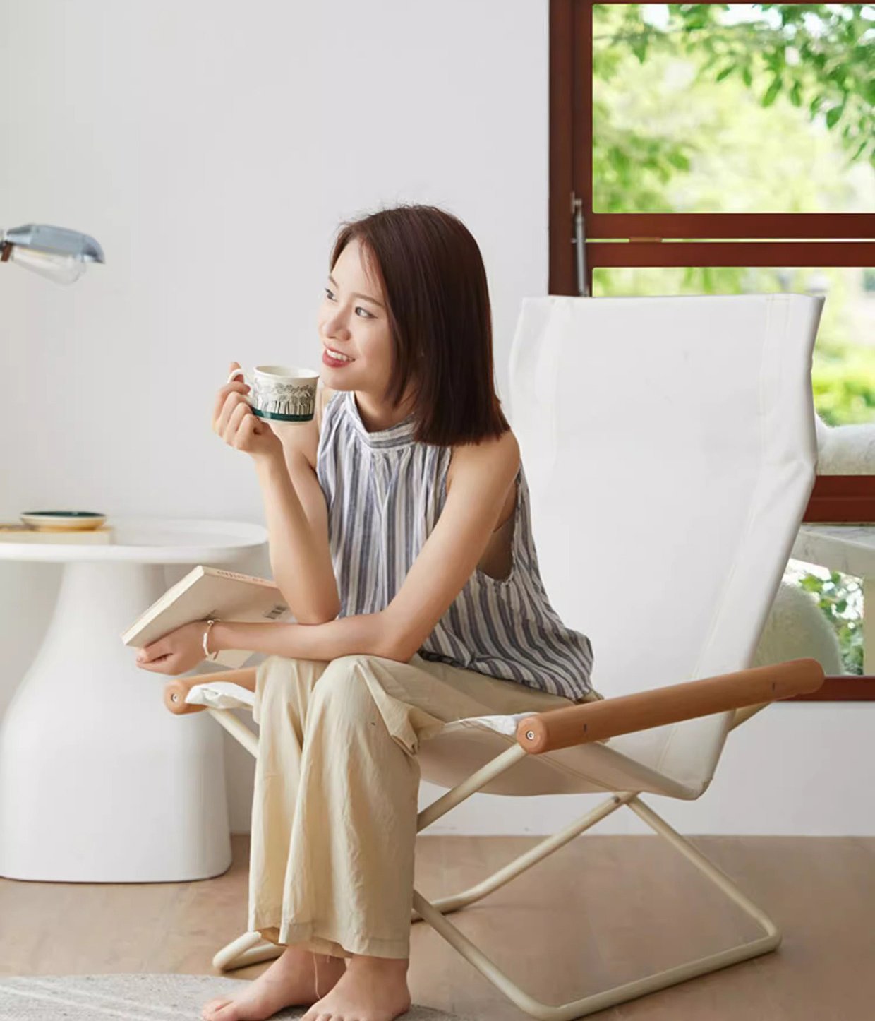 Die tragstühle, der strand und der rollstühle