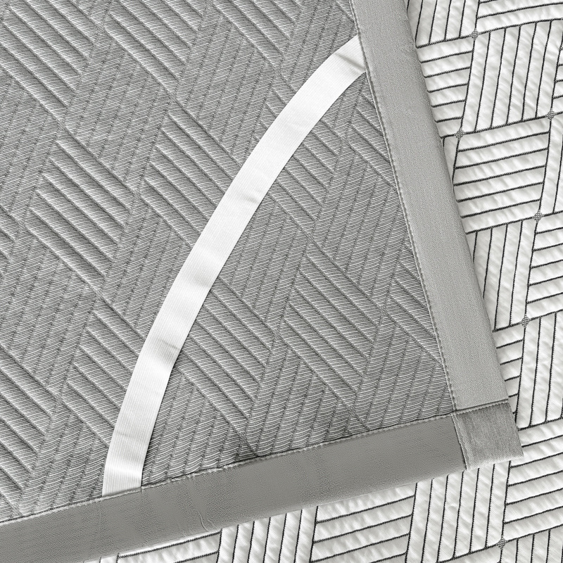 여름용 쿨링 매트리스 침대 위에 놓인 모습