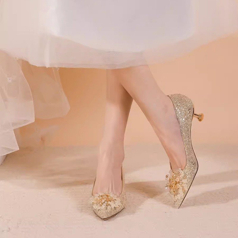 Champagnerfarbene High Heels mit dünnem Absatz und Kristallverzierung