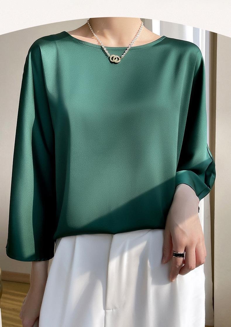 여성스러운 디자인의 여름 코디 반팔 상의