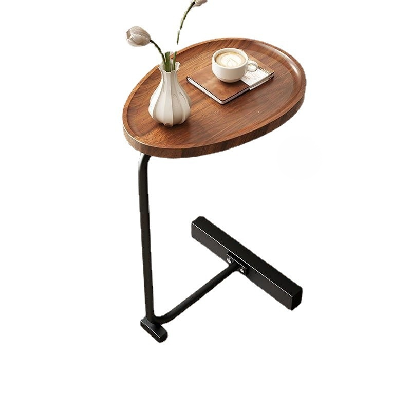 طاولة صغيرة بجانب أريكة