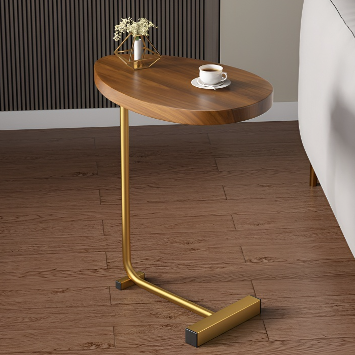 طاولة صغيرة بجانب أريكة