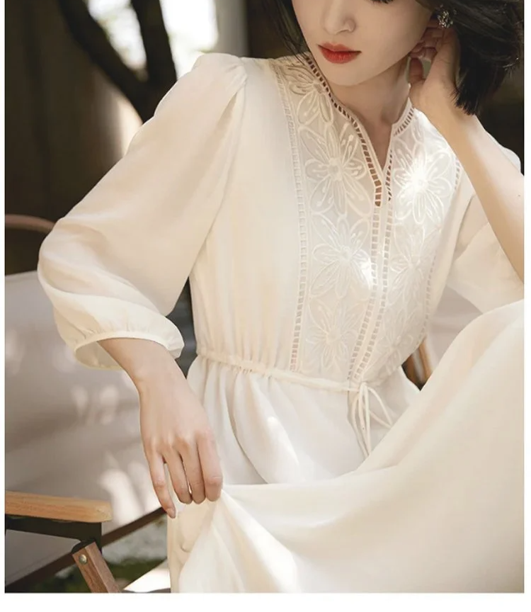 세련된 디자인의 빅토리아 자수 실크 원피스 착용컷