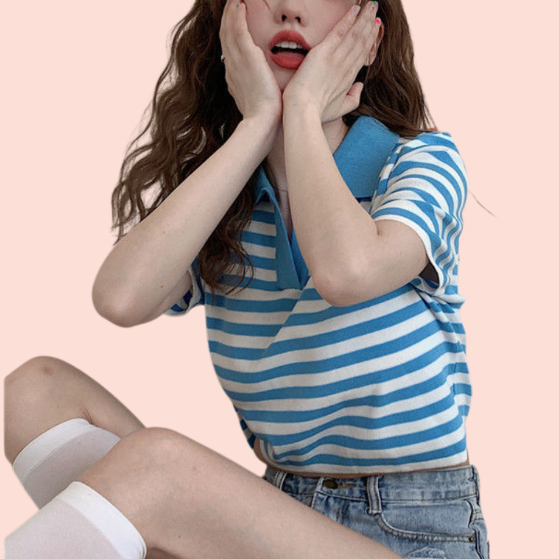 ストライプ柄のショート丈Tシャツ