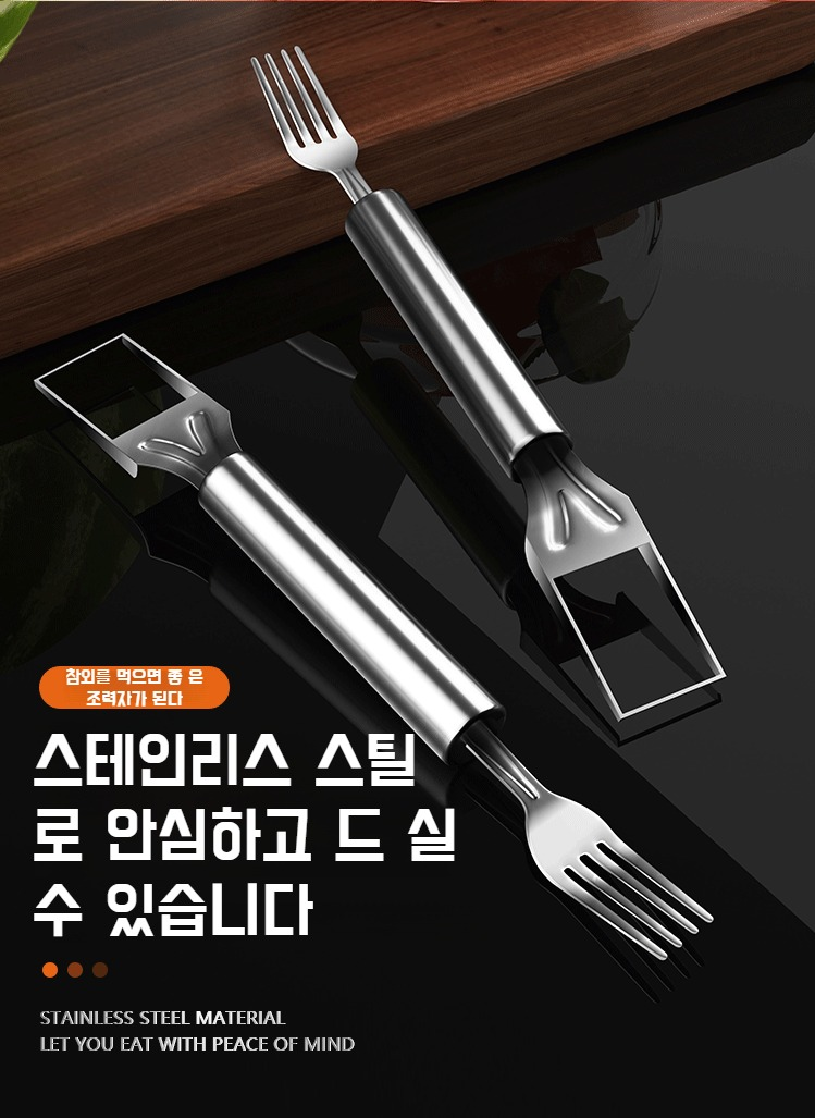 간편하게 수박을 썰어 먹는 주방 상황