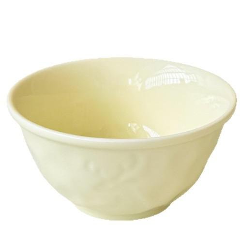 ภาชนะเซรามิกบนโต๊ะอาหาร