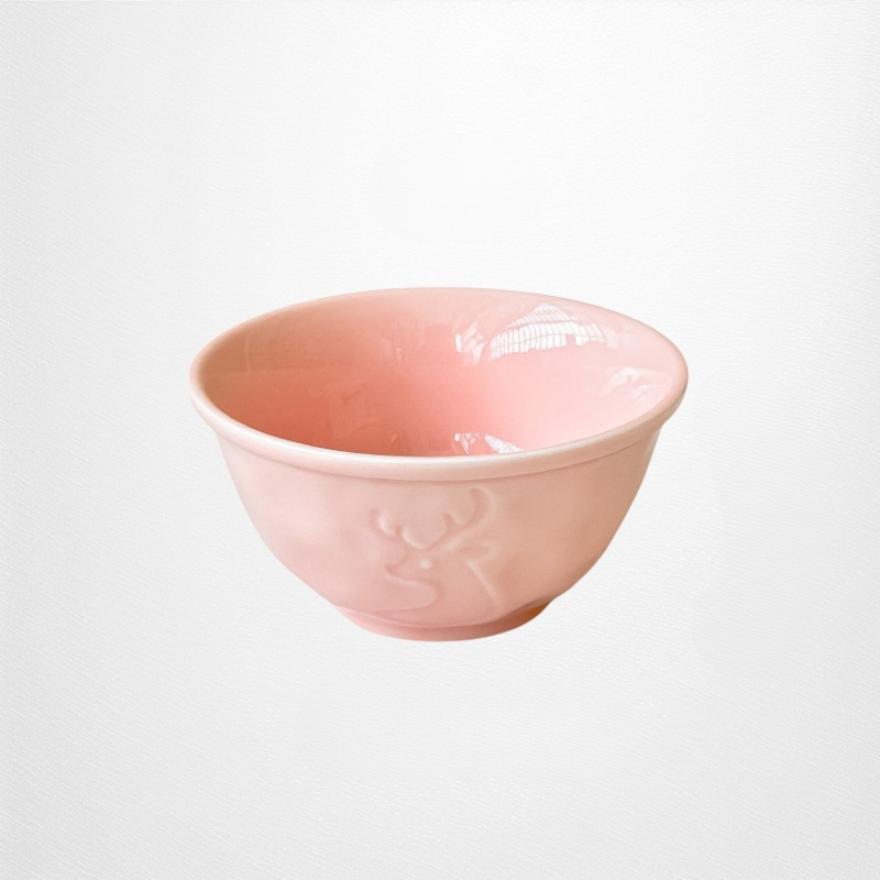 ภาชนะเซรามิกบนโต๊ะอาหาร