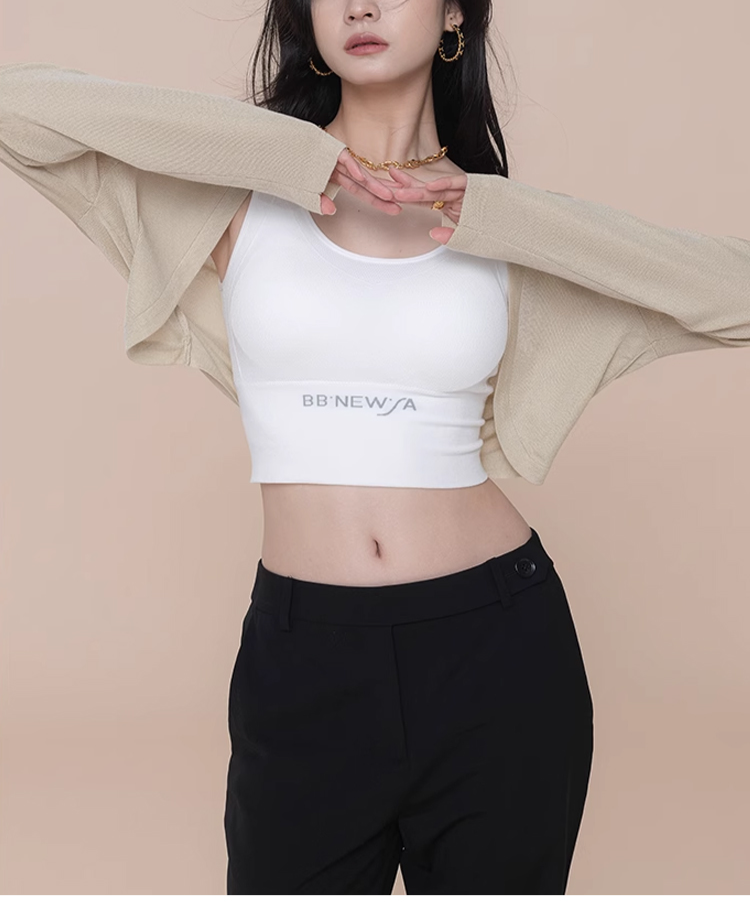 オフィスにも使えるシンプルデザインのカーディガン