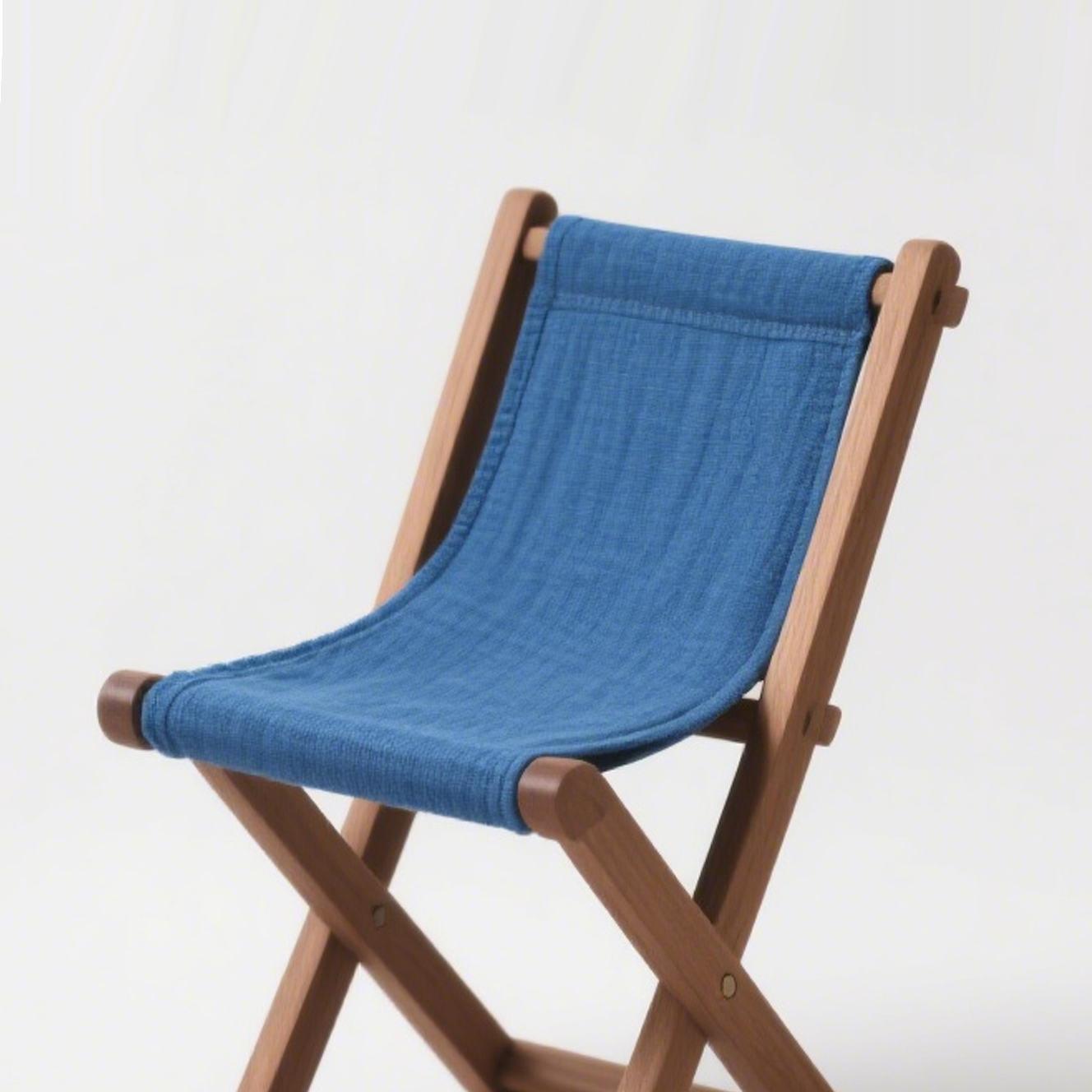 푸른색 원단과 견고한 원목 의자