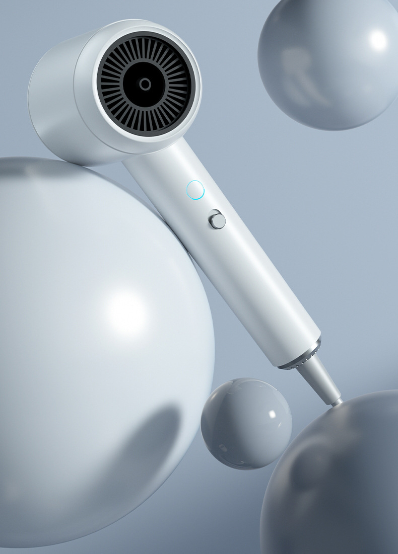 パワフルアニオンヘアドライヤーで髪を乾かす女性