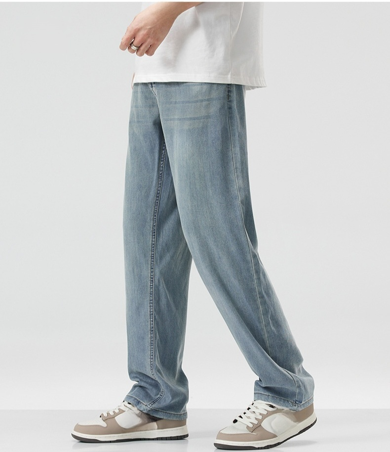 テンセルデニムパンツの後ろ姿