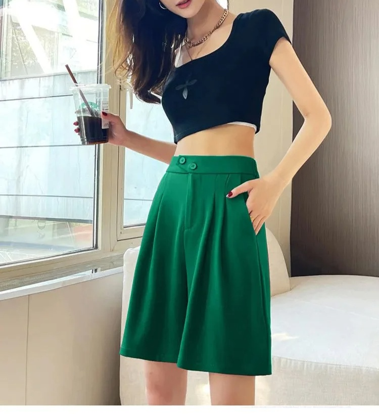 トレンド感のあるハーフスラックスパンツ全身コーデ