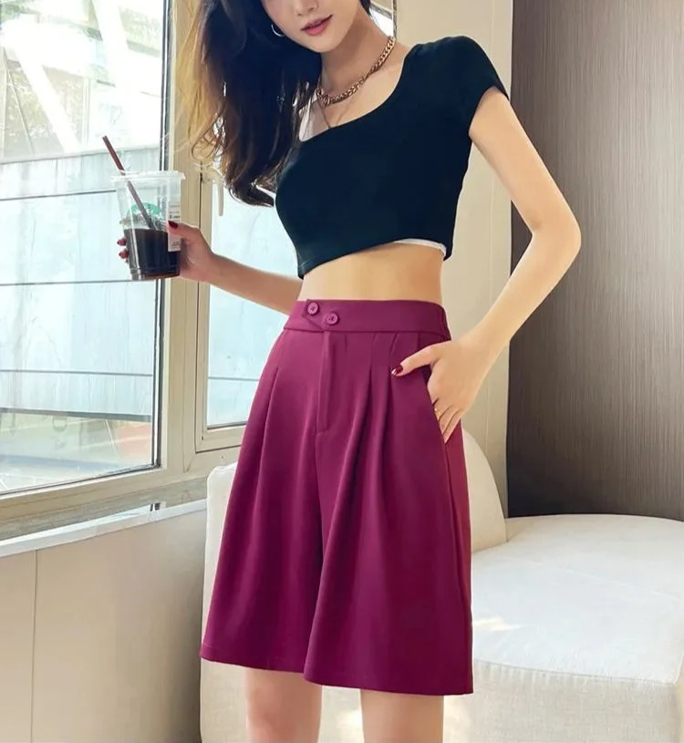 フォーマルシーンにも使えるスラックスパンツ