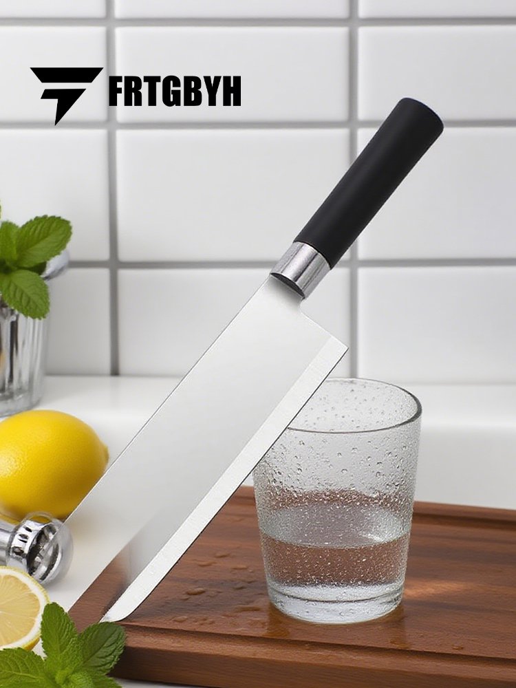 Hochwertiges Edelstahlmesser beim Schneiden von Tomaten