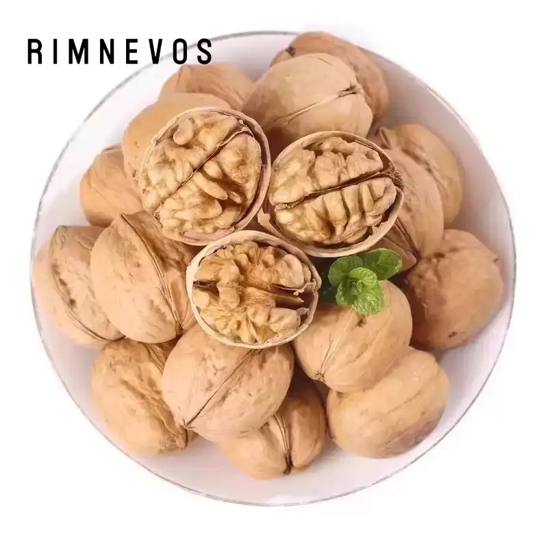 紙の皮付きくるみの自然な外観