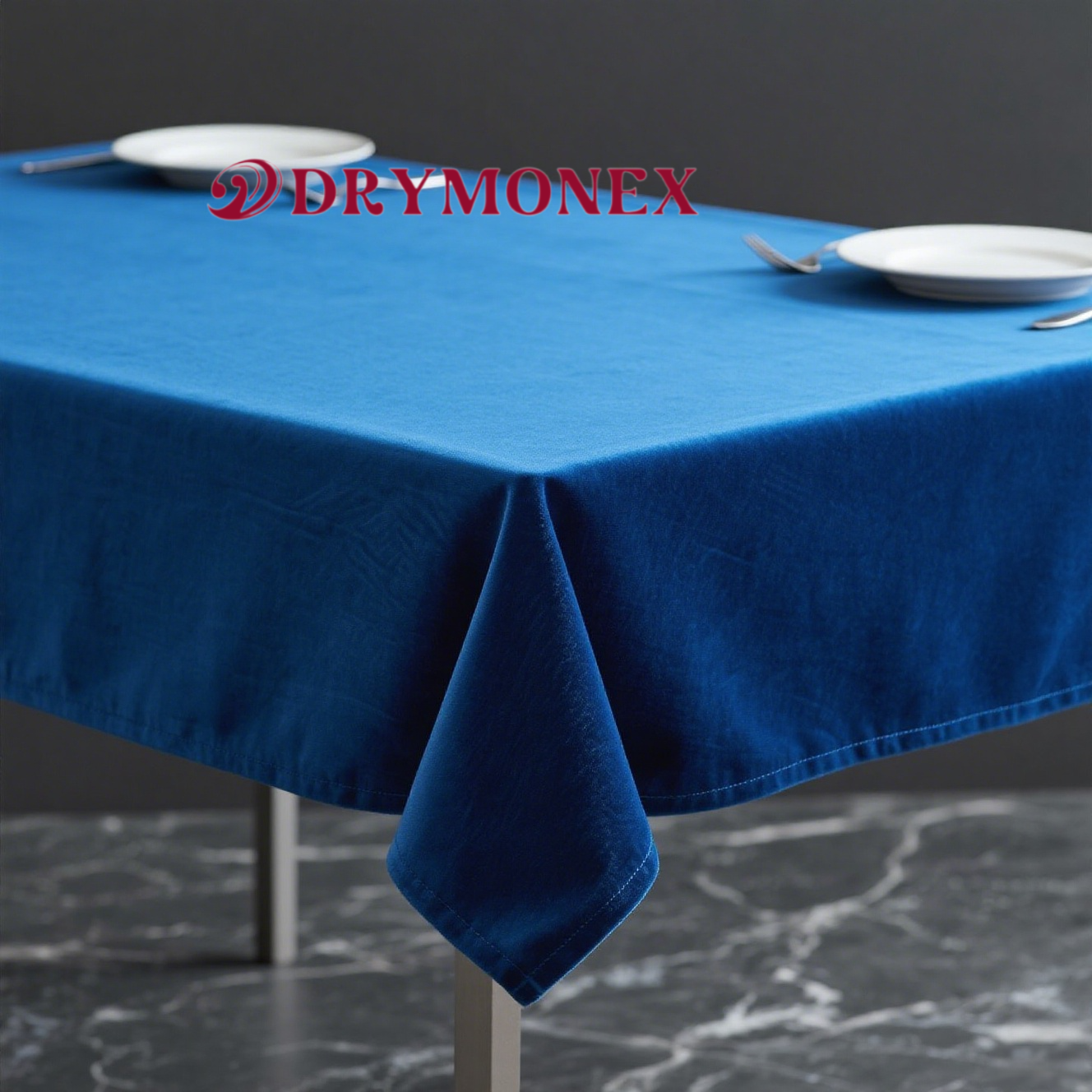 エレガントな食卓を演出するロイヤルブルーのテーブルクロス