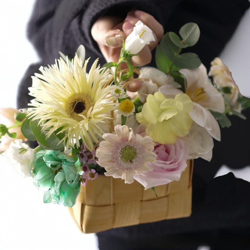 手編みのウッドチップバスケット