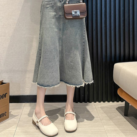 優しいラウンドトゥの女性の小さな革靴 春のイブニングシューズ 優しいメリージェーンシューズ スカート付き 優しい丸いつま先の小さな革のイブニング・シューズとスカート