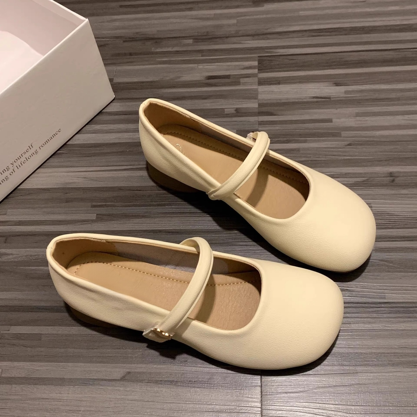 優しいラウンドトゥの女性の小さな革靴 春のイブニングシューズ 優しいメリージェーンシューズ スカート付き 優しい丸いつま先の小さな革のイブニング・シューズとスカート