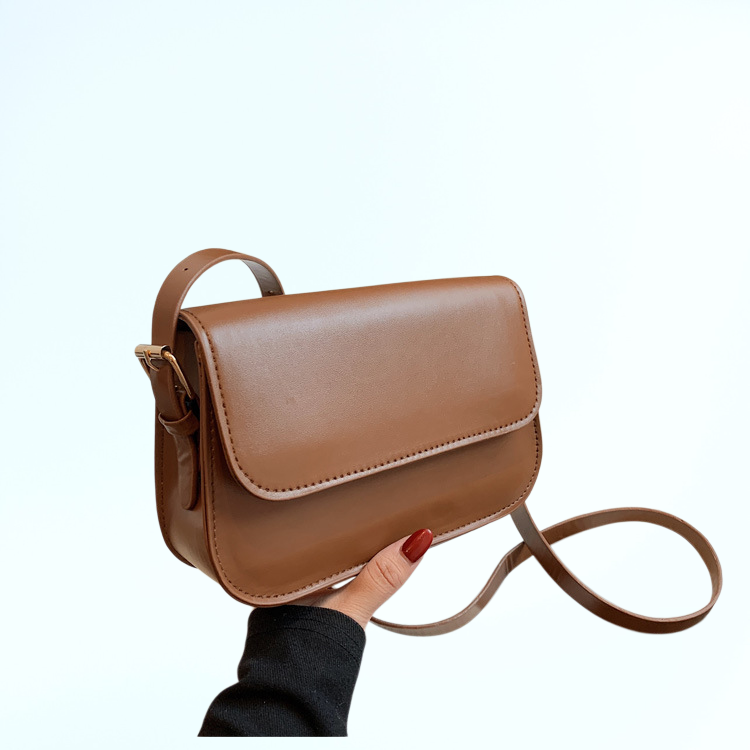 กระเป๋าใบเล็กสไตล์ย้อนยุคที่มีลวดลายของคนดังทางอินเทอร์เน็ต