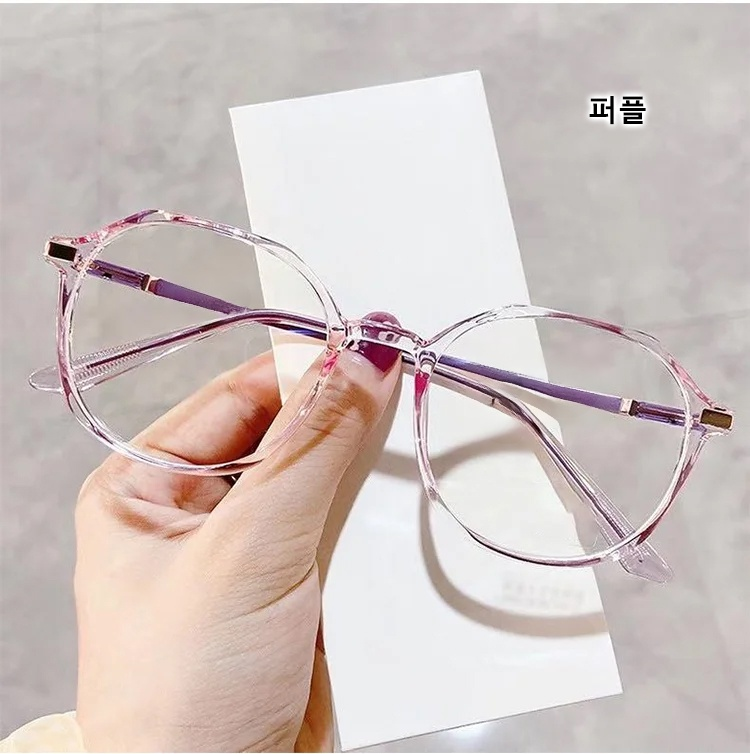 여성이 스마트폰을 사용할 때 착용한 PC안경