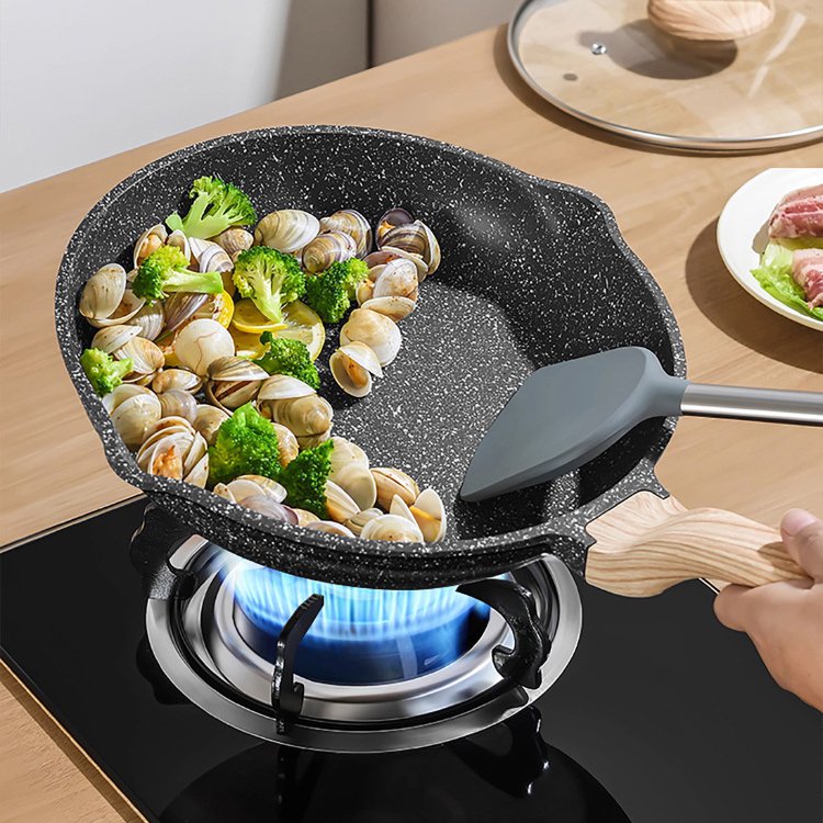 Multifunkční pánev s nepřilnavou dřevěnou rukojetí