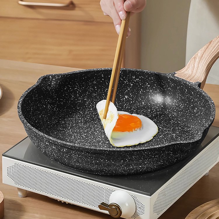 Multifunkční pánev s nepřilnavou dřevěnou rukojetí