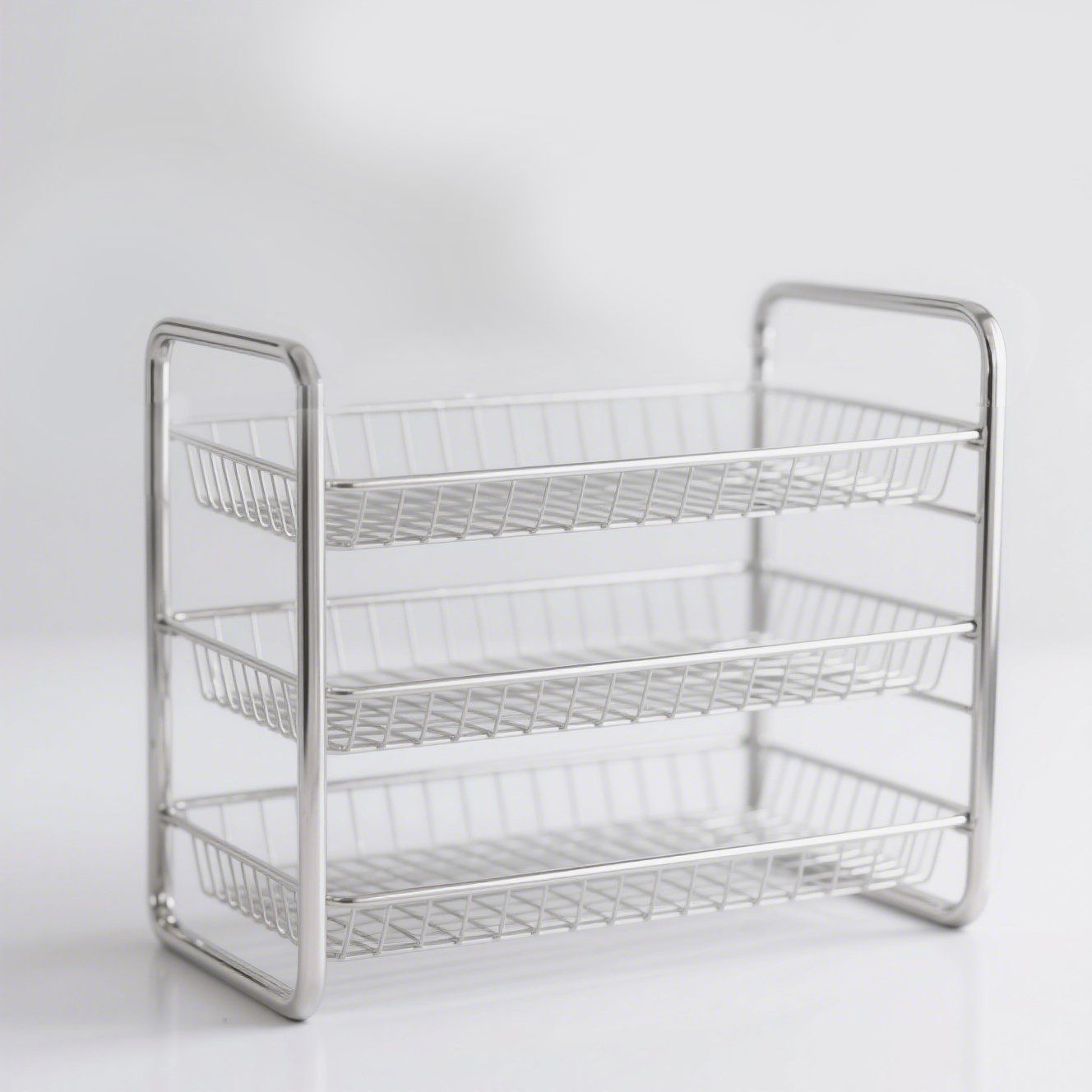 Nerezový stojan na příbory v moderní kuchyni