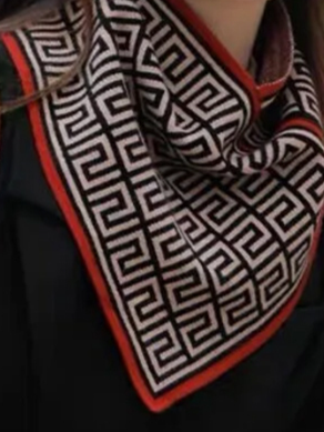 Écharpe triangulaire en tricot polyvalente pour protéger le col.