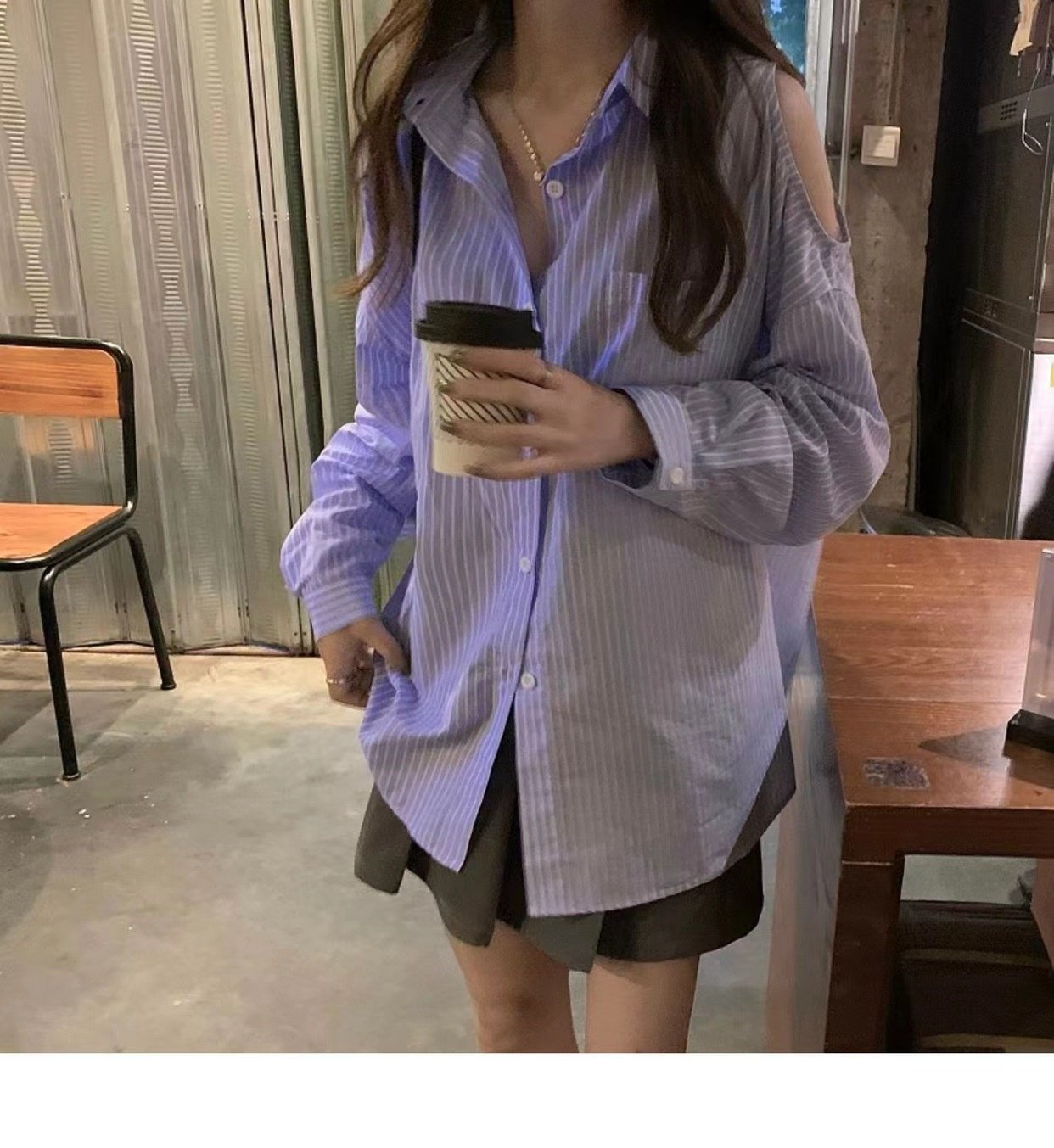 女性のためのオフショルダーストライプシャツトップス春と秋の新デザインニッチファッション長袖シャツ