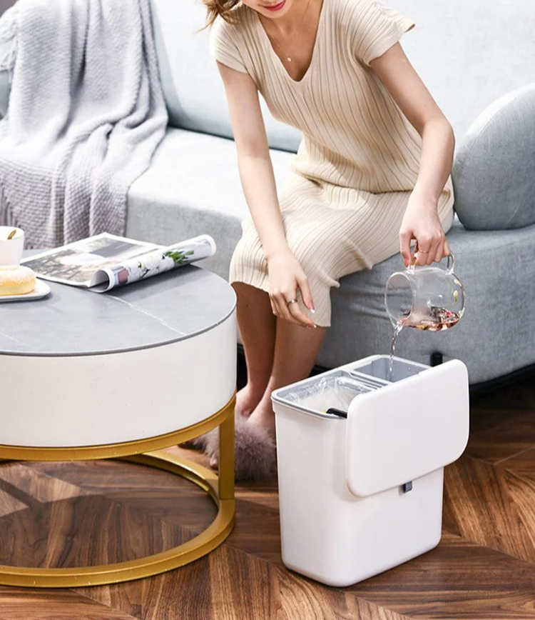 욕실에서 사용 중인 건습 분리 쓰레기통