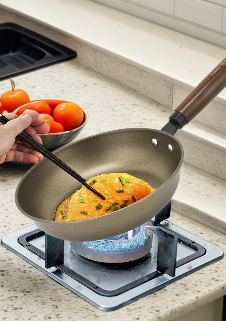 ノンスティック加工で焦げ付きにくいフライパン