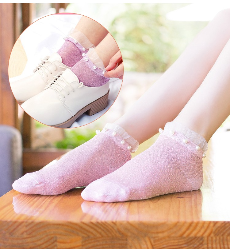 Calcetines ultra finos de perla plateada en modelo femenino