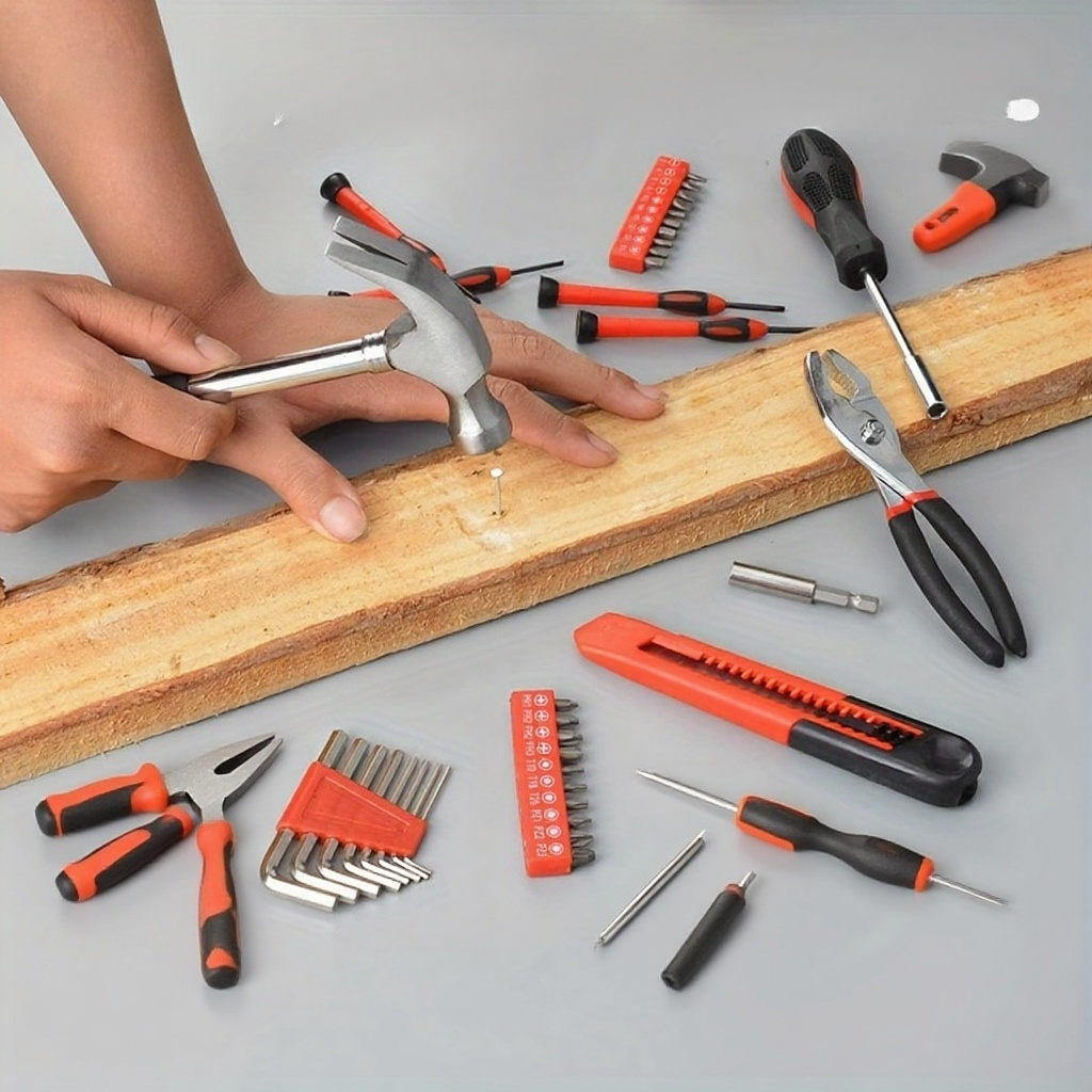 Kleště a další nástroje v sadě nářadí