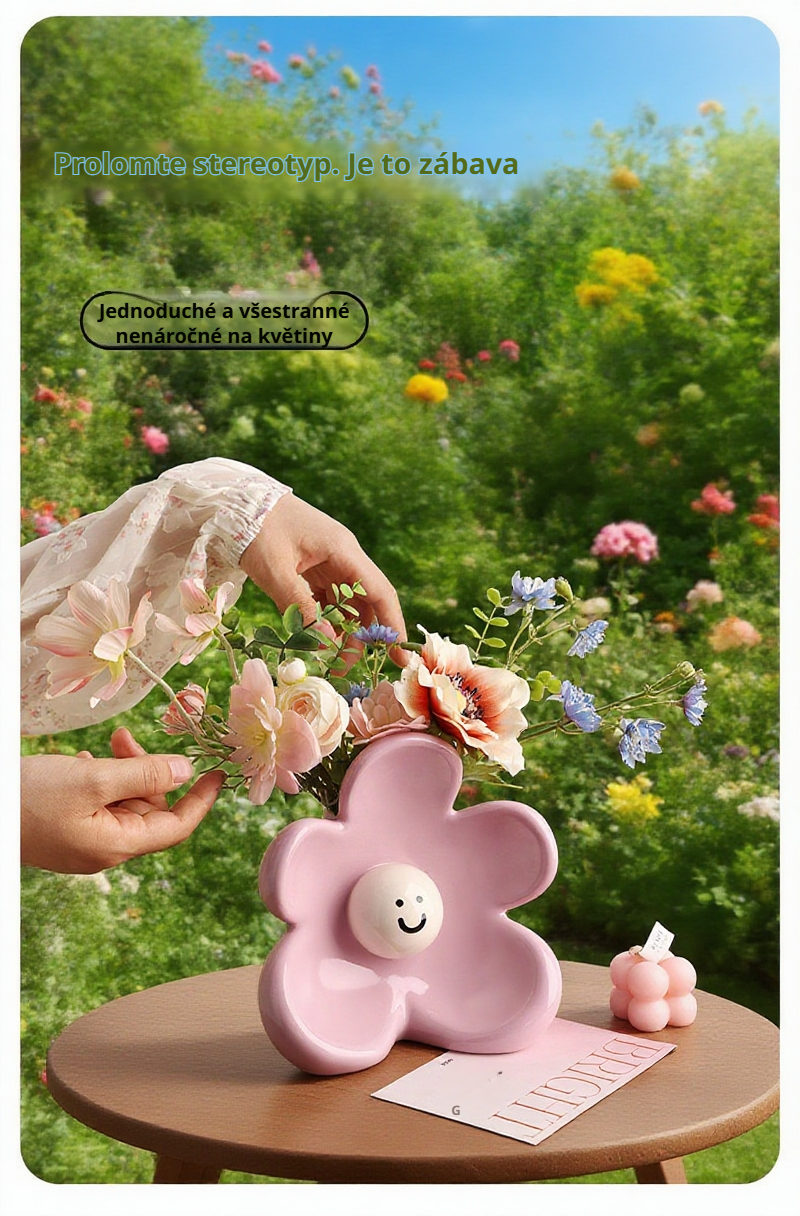 Keramická váza s roztomilým úsměvem na stole