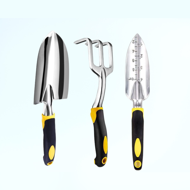 バルコニーでのガーデニング用：熊手、鉢植えの土をほぐすフォーク、そして先端の鋭い花用シャベル