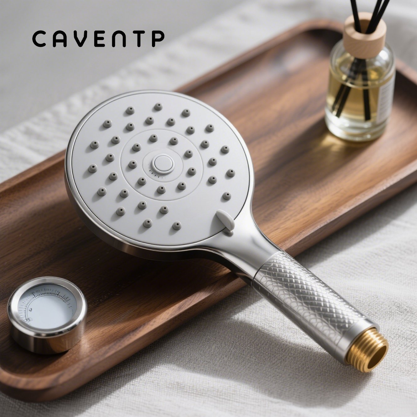 Moderner Duschkopf aus Edelstahl im Badezimmer