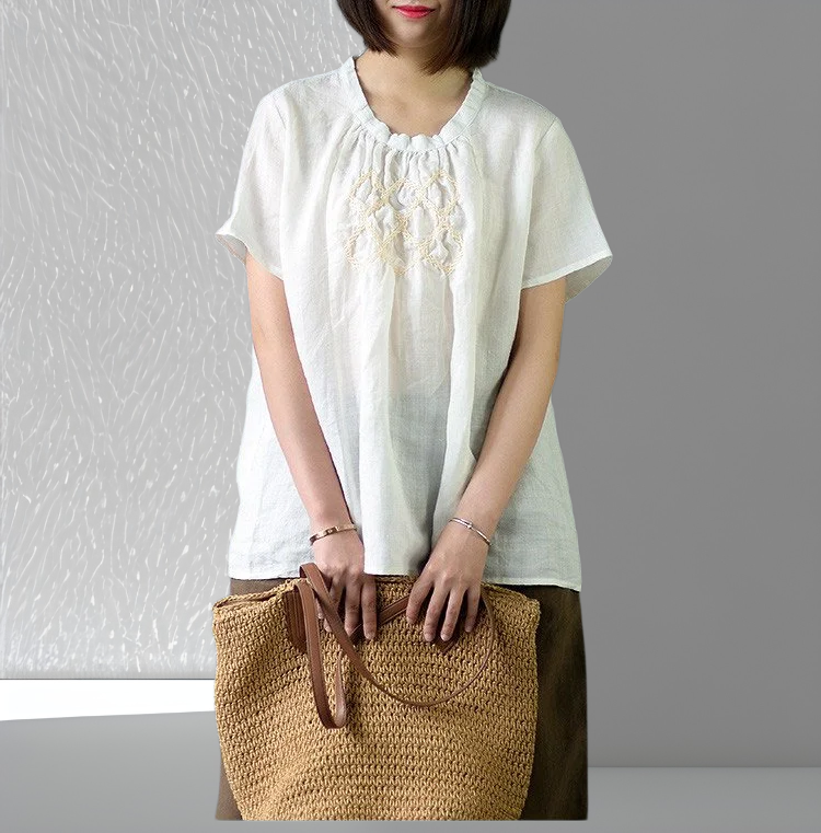 シンプルデザインのレディースブラウス