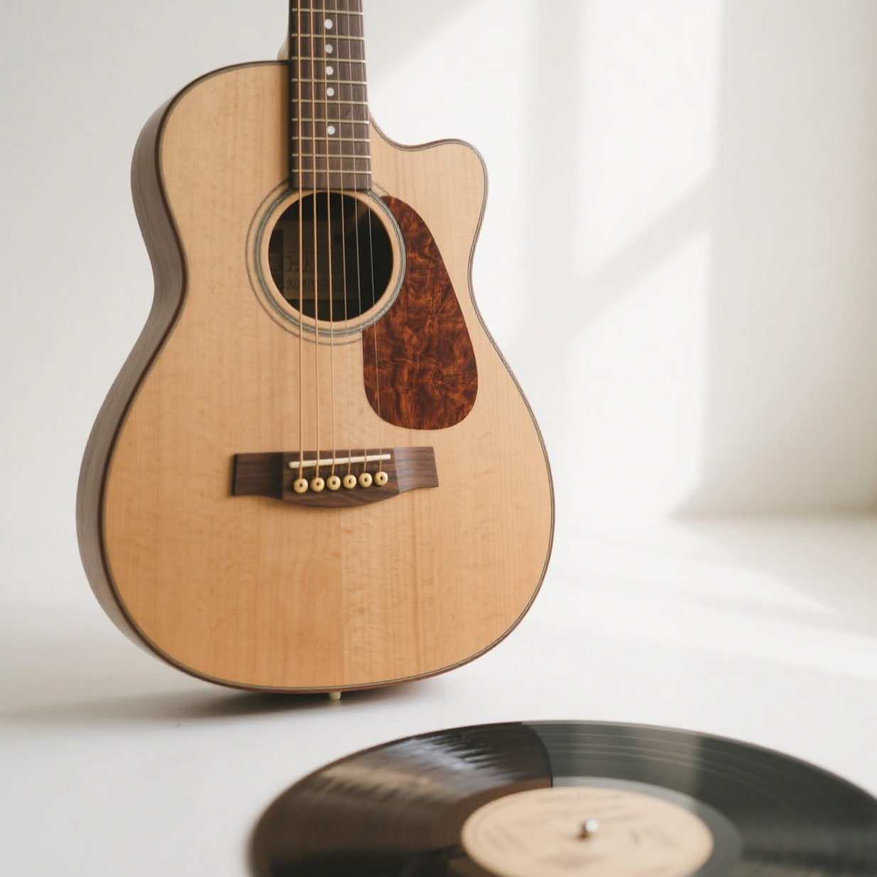 Kytara z přírodního dřeva, klasický styl