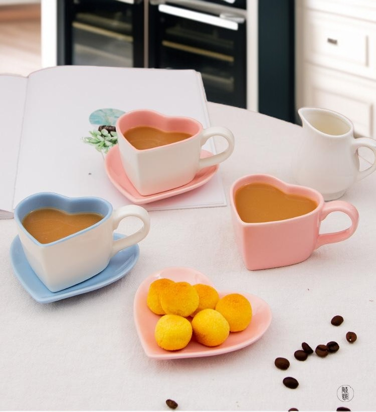 세라믹 커피잔에 담긴 커피