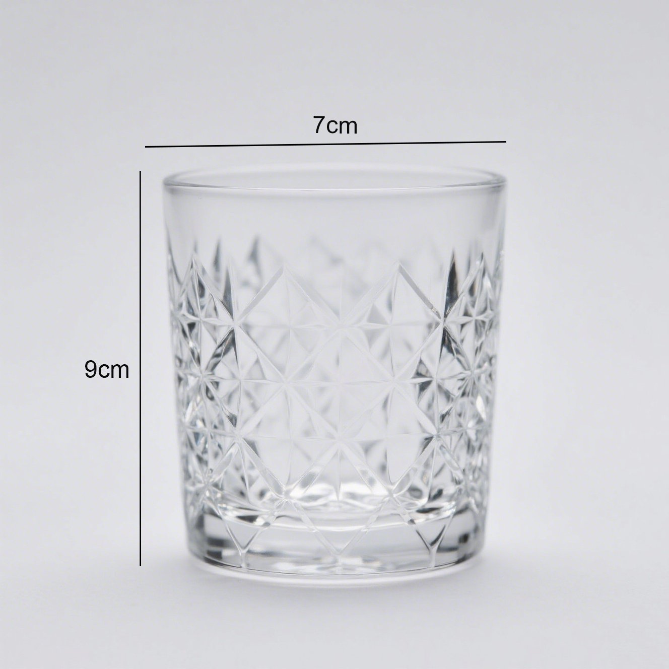 Detail průhledného skleněného pohárku na čaj