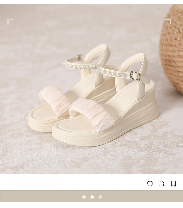 最新トレンド厚底サンダルのファッションコーディネート