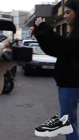 女生后面黑色20249241149232.gif