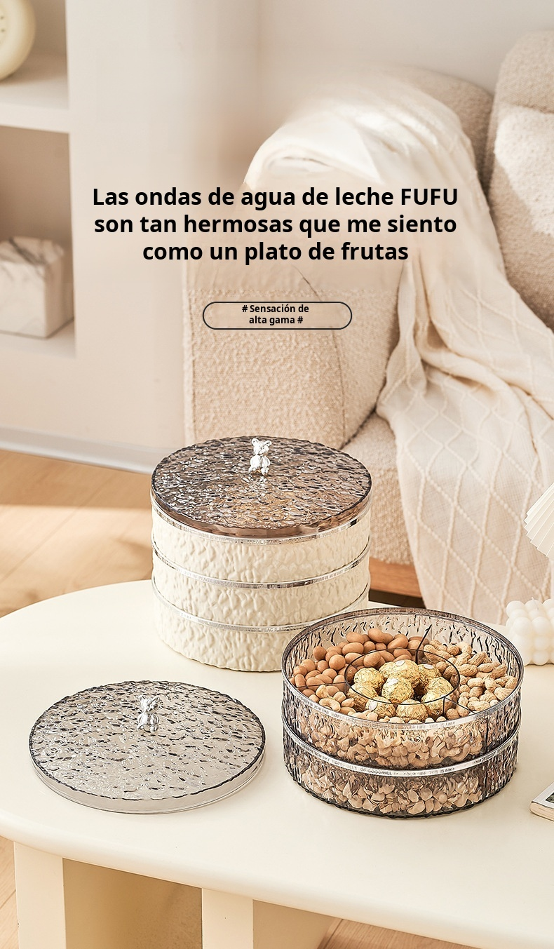 Plato de frutas de varias capas en mesa de centro moderna