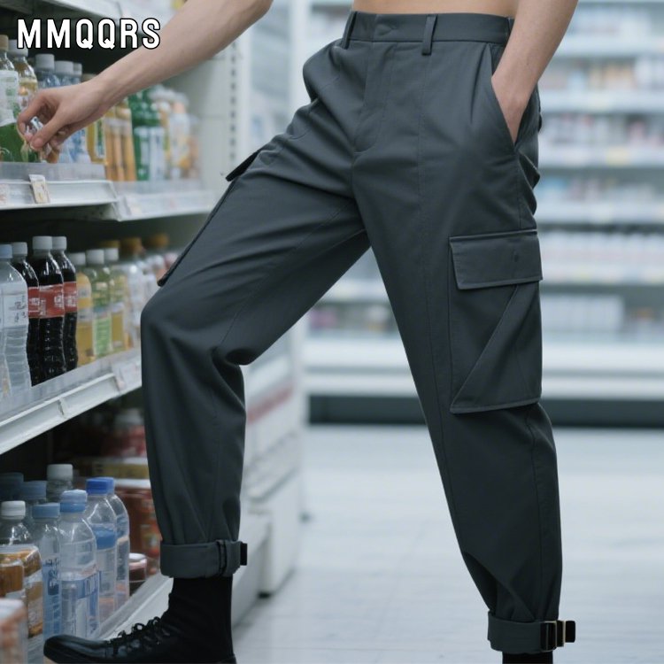 男性用の薄手のカーゴスラックスです