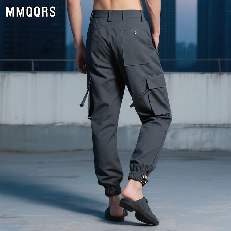 男性用の薄手のカーゴスラックスです