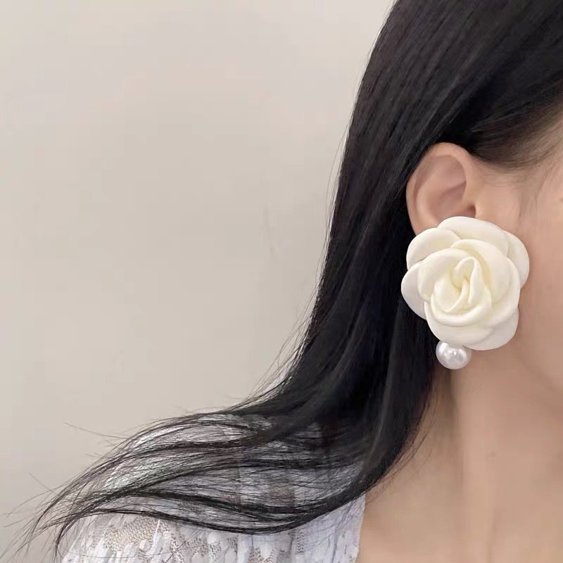 立体バラのピアス  