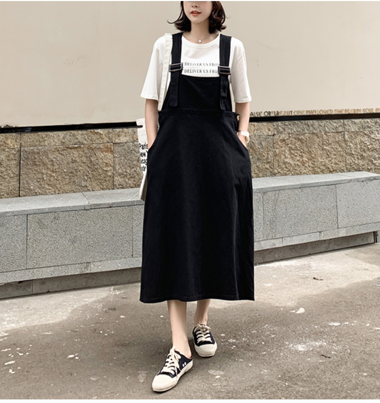 体型カバー効果のあるワンピース後ろ姿