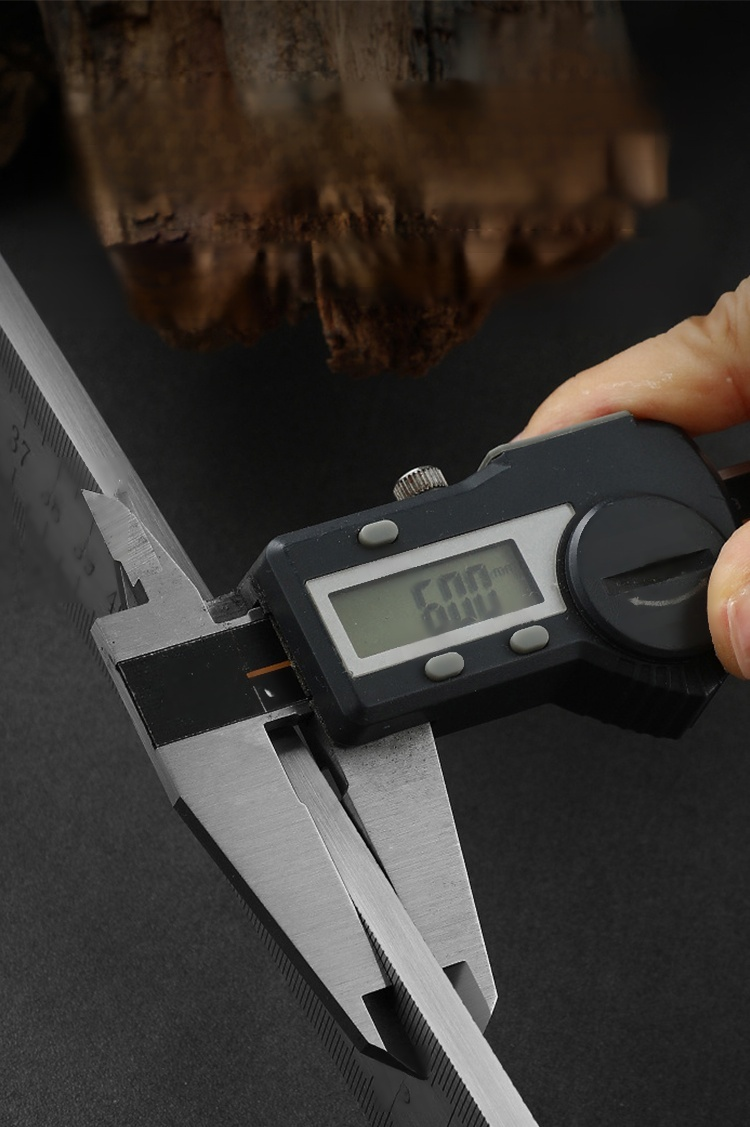 Linijka z ergonomiczną gumową rączką