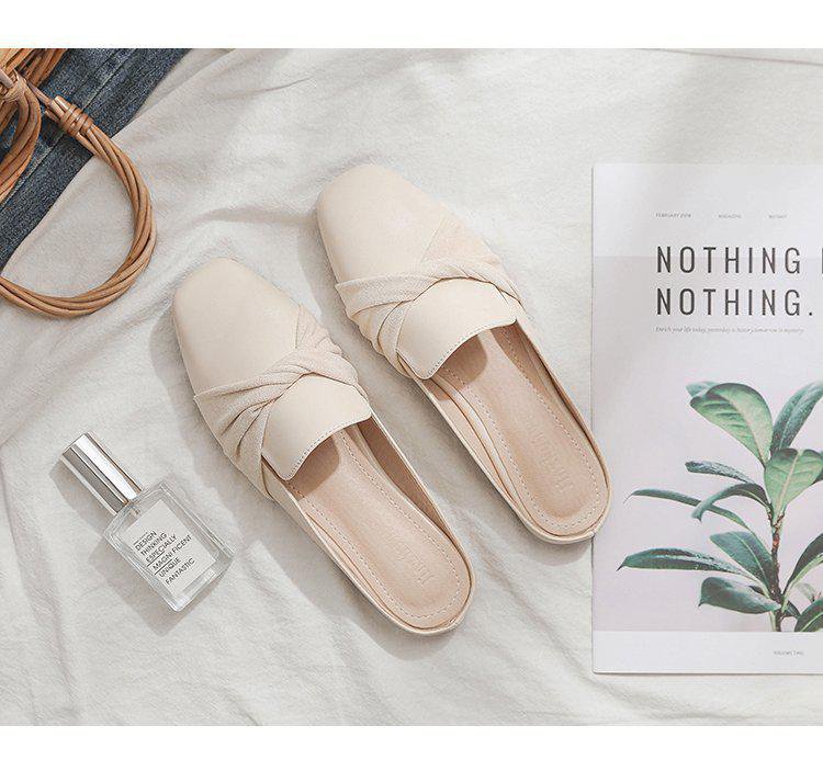 여름 데일리룩에 어울리는 반 토 샌들